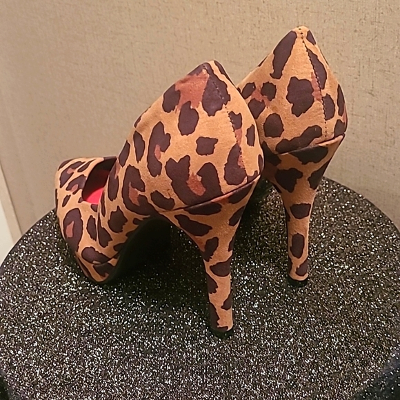 DIVIDED CHEETAH PRINT HEELS size 7 - Picture 3 of 5